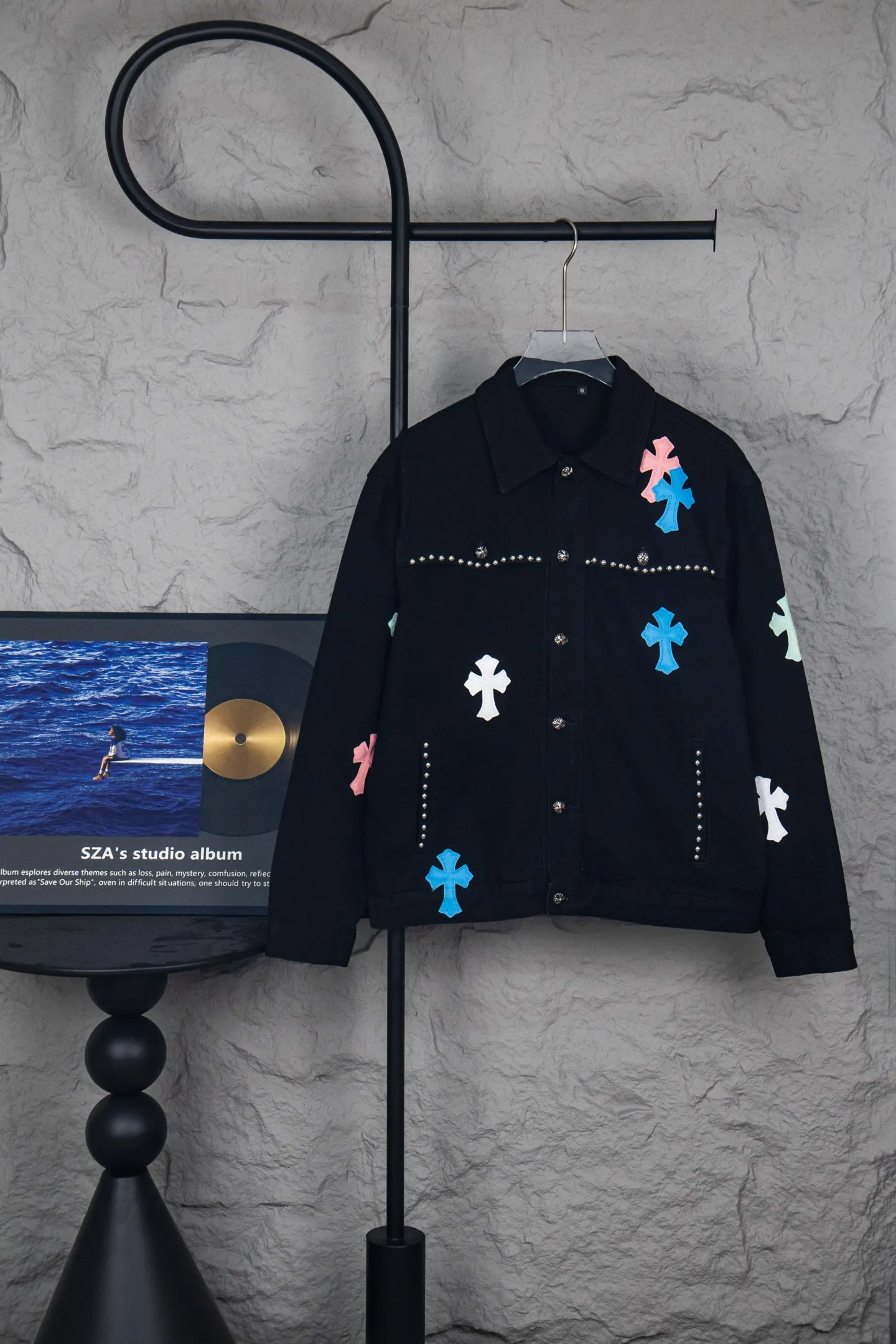 P320 Chrome Hearts heavy-duty denim jacket with heavy rivets, the same style as the Internet celebrity. Denim jacket with cross print all over, unique cross design elements, full of design. It is made of 100% denim cotton fabric with heavy coarse yarn count, which ensures a stiff and tough silhouette while being soft, comfortable and breathable. The lapel is designed with silver buttons and is full of texture. The classic cross logo is all over the dress, making it a perfect versatile style for spring and summer! The original loose version is made of high-quality pure cotton fabrics. The fabric pattern is high-definition and delicate without burrs. It is comfortable and breathable to wear. All the buttons are molded and customized. It is casual and fashionable and can be matched with any bottoms. It can be windproof and sunproof in spring and summer. It can be worn outside in autumn and winter! Easily concave shape makes you look slimmer and taller, perfect for both men and women! Color: Black Size: S M L XL